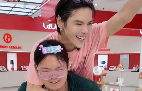 向佐带弟弟直播，向佑穿一件藏蓝色上衣很拘谨，看着瘦了不少