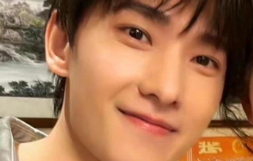 杨洋与路人最新合影动态！真的是逆生长，满满的少年感