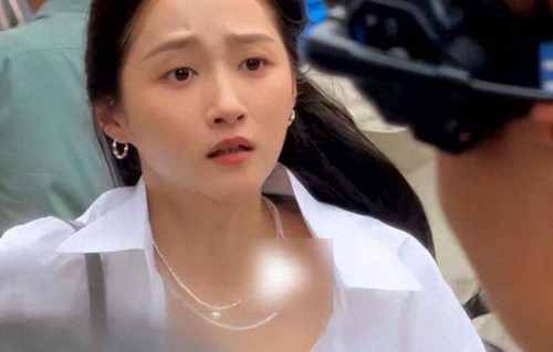 山东偶遇关晓彤拍戏,身材干瘪两腿瘦弱,走路外八大大咧咧太豪放