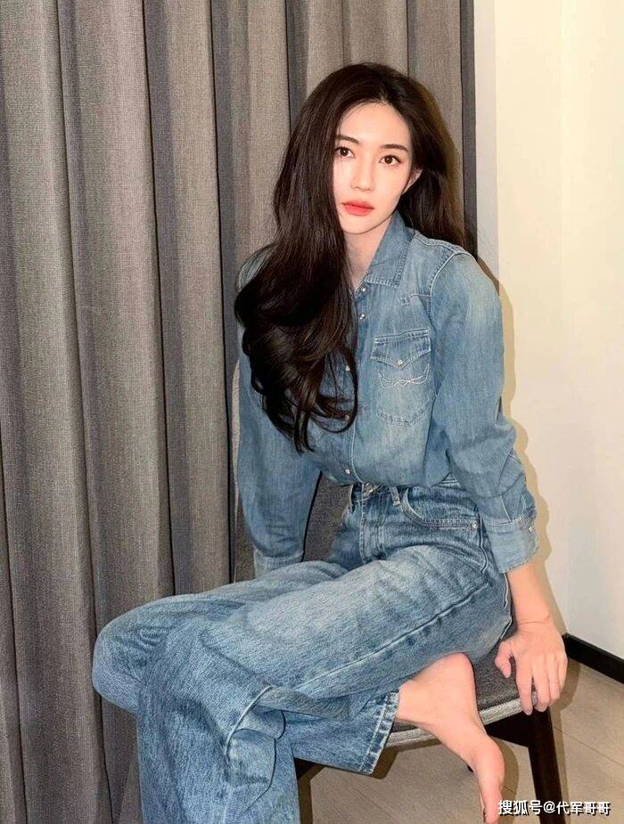 不过也有网友热议，时隔八年，秦俊杰与杨紫早已各自奔赴人生，过往恩怨早已翻篇，如今各自安好才是最好的结局。大家也纷纷表示尊重艺人私人感情，静待两人后续回应，希望两人若是真爱，能够长久稳定，未来也能带来更多优质的影视作品。