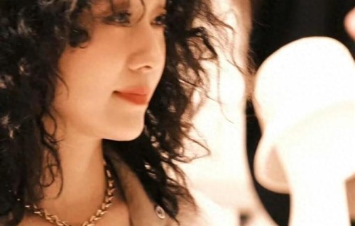 马伊琍弃干练短发换卷毛，49岁年纪，愣是活成30岁模样！