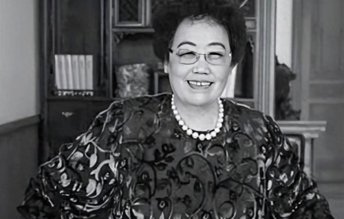 迟重瑞依旧光头亮相，陈丽华85岁离世，36年婚姻背后的秘密谁懂？