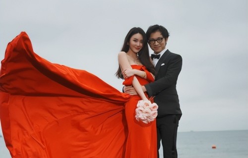 突发！香港知名女星男友宣布结婚，大晒婚纱照，被网民反呛不可信