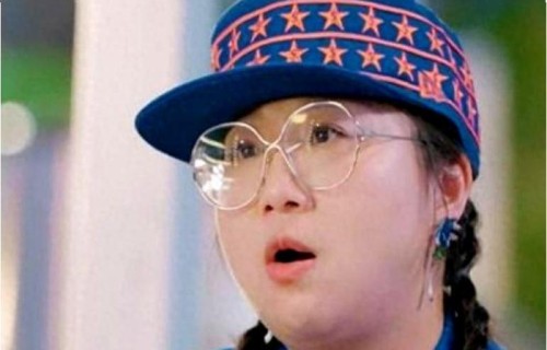 傅首尔被网暴多年,因丑人多作怪急了,怪不得网友嘴太毒