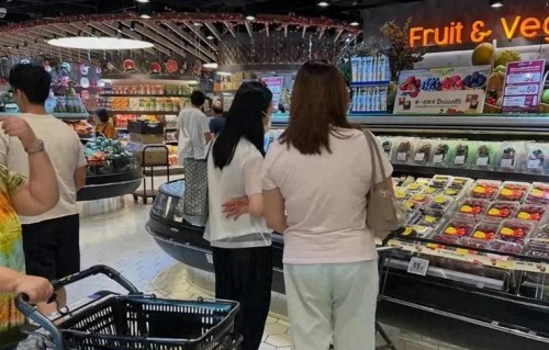 天王嫂朱丽蒨素颜逛超市：给刘德华父女买水果 带佣人挑打折保鲜盒