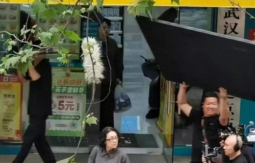 这路人居然是章子怡！增重20斤素颜拍新片，街头抱纸箱没人认得出