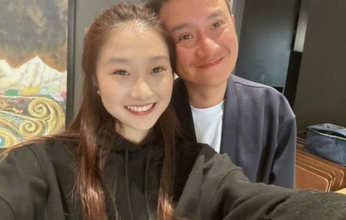 马伊琍大女儿晒与爸爸合照，42岁文章发量引热议：怎么就老成这样了？