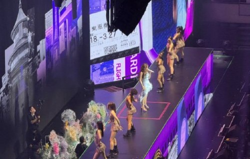 张靓颖西安演唱会上摔下舞台后如何坚持完成表演的？|粉丝|巡演|平安|升降台|轮椅
