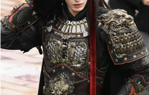 50岁何润东做梦也没想到，因张凌赫一个造型，让他的口碑一夜暴涨