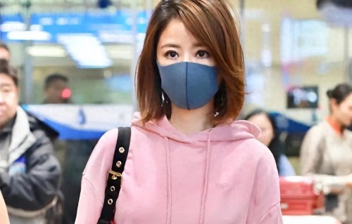 看林心如穿卫衣，我悟了：不配阔腿裤、皮鞋，配牛仔裤才更时髦 