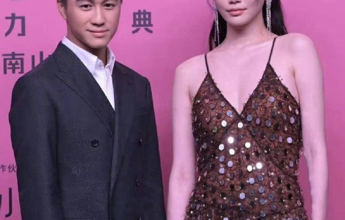奚梦瑶何猷君出席活动，和好友王嘉尔热聊