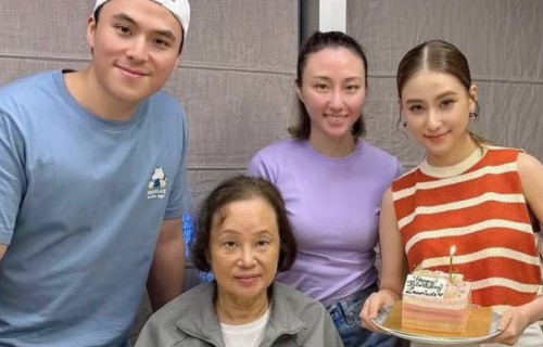 何超莲晒5月三房全家福近照 72岁三太素颜出镜隔空祝福何猷君大婚|何猷启|豪门|法国|龙凤胎|阔太