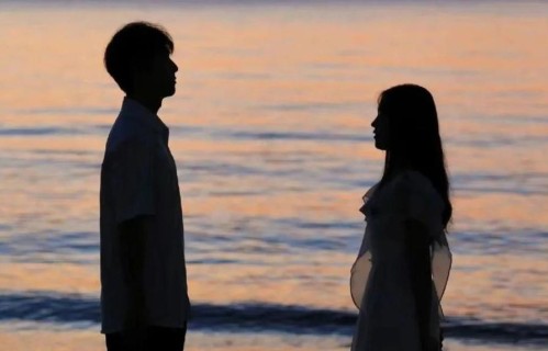 长大后兄弟姐妹渐行渐远，根源从来不是钱，而是父母一碗水端不平