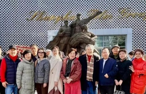 他是星二代，但却没有吃到父亲任何红利，全靠自己，如今儿孙满堂