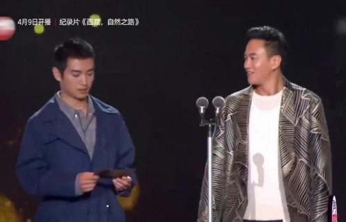 何润东陈晓上台颁奖，镜头突然给到孙俪，小表情不要太可爱