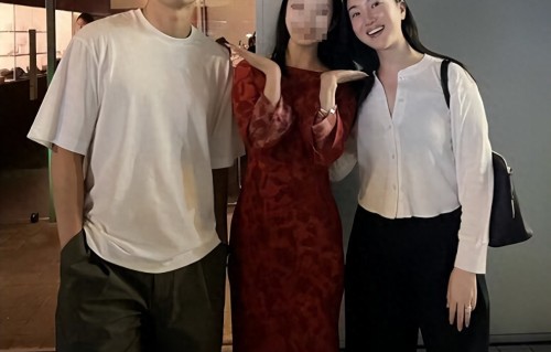 成都酒馆偶遇杨祐宁夫妇，阿梅素面朝天大方合影，正努力备孕四胎 