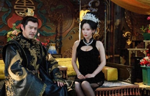 演员何雨桐片场穿着黑丝袜，这也太魅惑力了，这剧不错