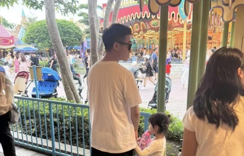 奚梦瑶带娃游迪士尼，何猷君全程抱女儿，带保姆保镖玩得超嗨 - 360娱乐