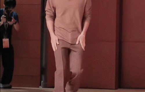 谢霆锋现身港大演讲，45岁仍魅力十足，戴与王菲26年前定情手镯