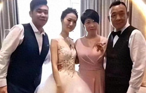 于东来儿媳首度正面亮相，颜值出众，与婆婆马丽撞脸如复制粘贴