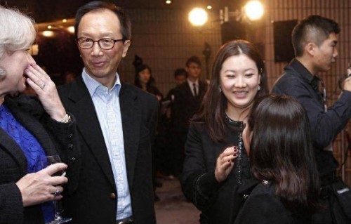 恩爱24年，48岁伏明霞风韵犹存，74岁梁锦松却已显老态、步履蹒跚 