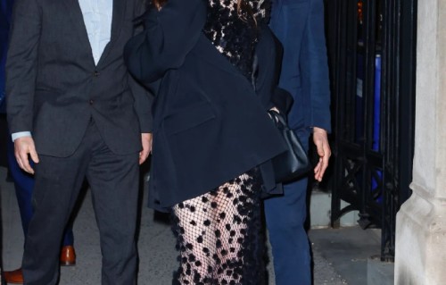 安妮·海瑟薇纽约街拍出圈！黑色“渔网装”现身，肤白发光状态绝