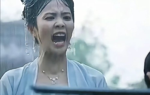 白鹿在《奔跑吧14》中的泼水事件引发了哪些嘉宾之间的争议？|明星作品讨论|宋雨琦|姚译添|在播综艺|奔跑吧兄弟