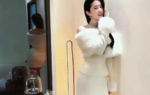 刘亦菲头都大了，拍个美照结果不小心被镜子出卖了身材​​​​