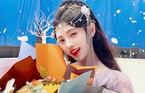 《花戎》路透飘满屏,鞠婧祎剧中连换多个造型,妆容却还是半永久