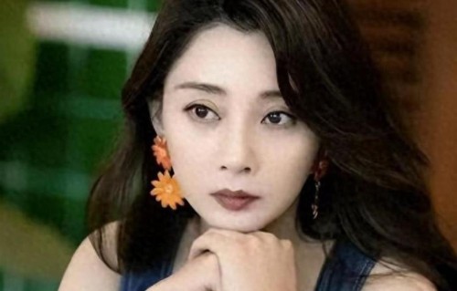 她是演员中的女富豪，多辆豪车轮流开，如今45岁却活得像20岁
