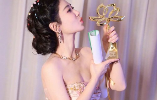 杨紫央视专访哭了！发文回应获白玉兰视后，收获众多娱乐圈好友祝贺