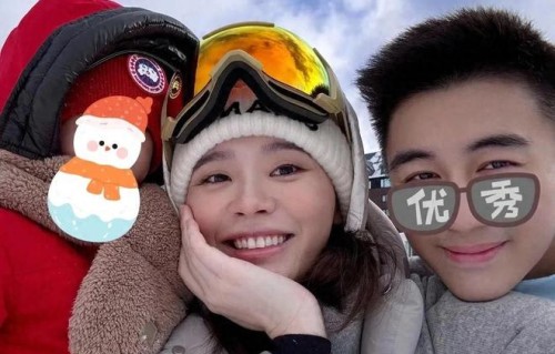奚梦瑶晒全家福迎接2025，3岁女儿对何猷君撒娇，大儿子睫毛超长|滑雪服|粉丝|儿童