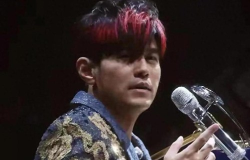 周杰伦演唱会口碑又崩了，本人唱不上去就划水，舞美落后效果不佳