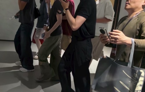 王菲现身谢霆锋演唱会，穿黑色破洞T恤配工装裤，美得松弛又干净