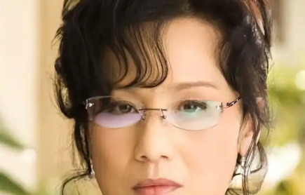 她长得漂亮演技好，却和一个导演同居27年没结婚，临终前却后悔了