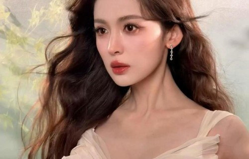古力娜扎新中式写真，奶白浅杏色褶皱长裙配大红唇，清冷带点妩媚