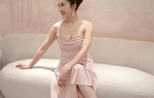 黎姿太丰满了！穿紧身裙，水蜜桃身材好抢镜！