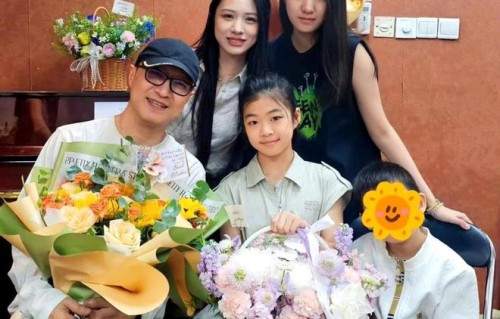 汪峰晒与四个孩子合影，小女儿钢琴演出，继承了其音乐天赋