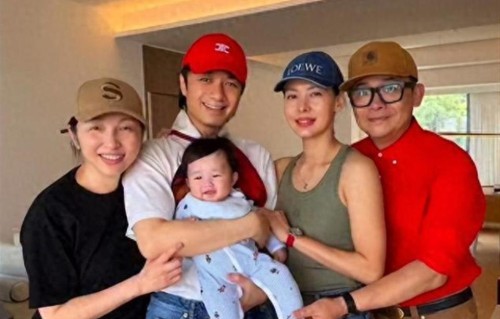 香港知名男星小儿子罕曝光，57岁太太产后状态惊艳，素颜气色极佳