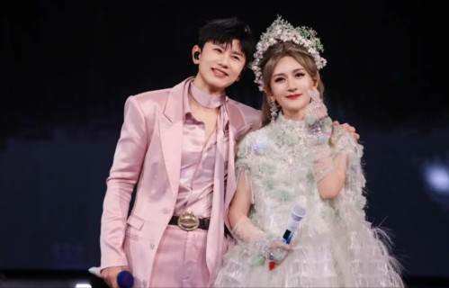 张杰一家看小咘芽演出，双胞胎女儿同穿白裙差别大，谢娜忙拍照！