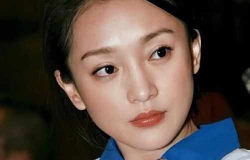 51岁周迅素颜巴黎看秀白发皱纹抢镜!曾坐沙发哭,如今坦然老去|香奈儿（Chanel）|法令纹|修饰|眼角|鼻翼