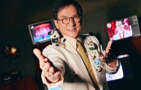 原唱周深看到成龙翻唱《小美满》后有什么反应？
