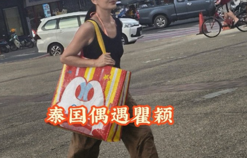54岁瞿颖穿吊带背心拎购物袋逛街，素颜戴墨镜依然“初代超模”气场