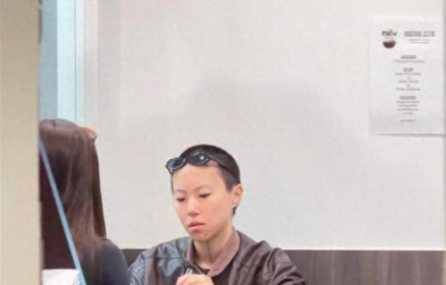 窦靖童在巴黎吃越南菜，她剃了短发很帅，她对面坐着的疑似宋妍霏