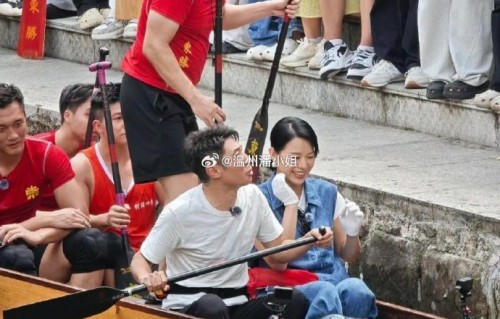 撒贝宁佛山体验水上F1龙舟，四脚朝天上演牛顿力学现场