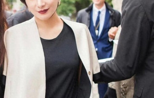 赌王女儿何超仪被偶遇，面容苍老了很多，老公陈子聪大病初愈 - 360娱乐