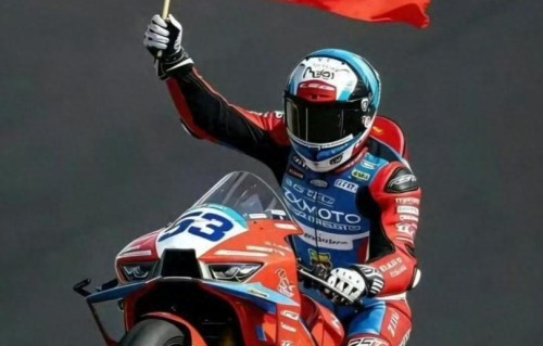 张雪家庭现状，奶奶去世，父母离婚，儿子是赛车手，有望拍成电影 