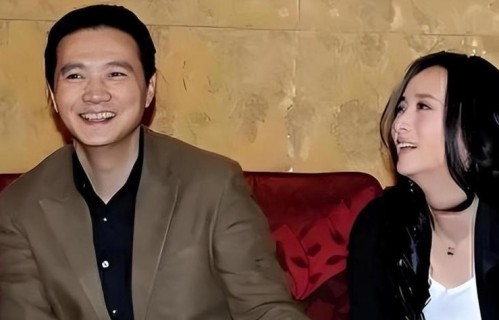 前夫坚持丁克她无奈离婚，51岁再婚后生下一儿一女，现在生活幸福