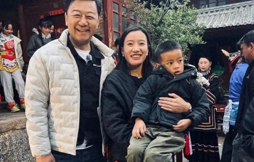 郭涛现身云南石龙村吃杀猪宴，不摆架子像邻家大叔与村民热情合影|父母爱情|疯狂的石头|明星|乡村