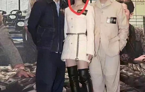 和巨星一起她居然能站在c位，她是谁呀？旁边可是刘德华和梁朝伟